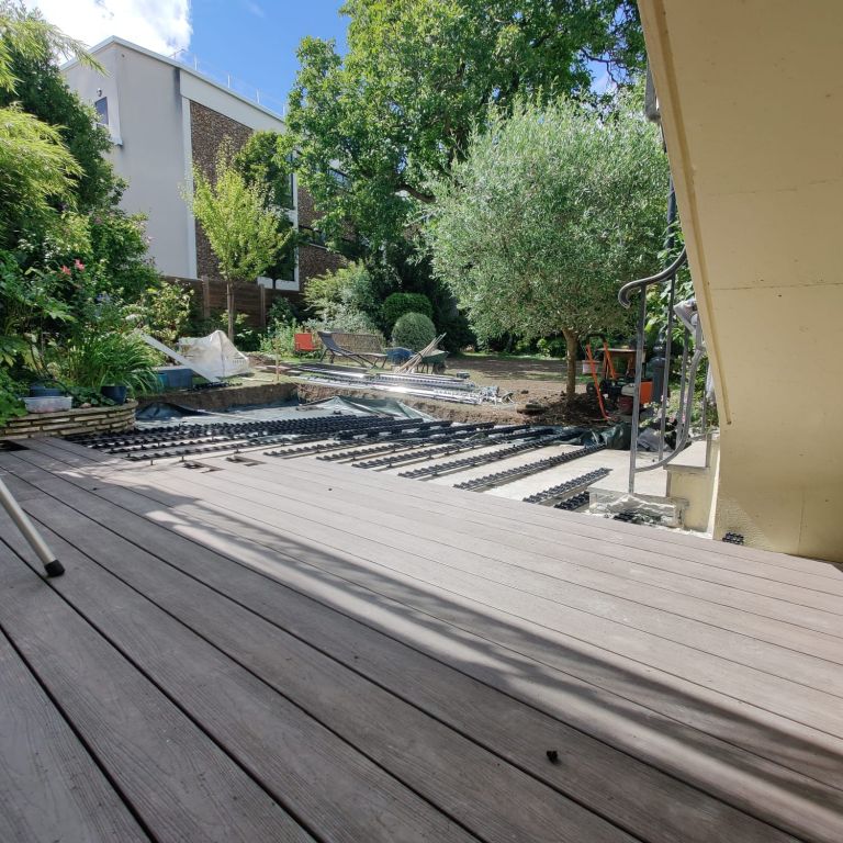 Terrasse en bois composite réalisée avec du GRAD® - Paysagistes Les Jardins du Roy Paris