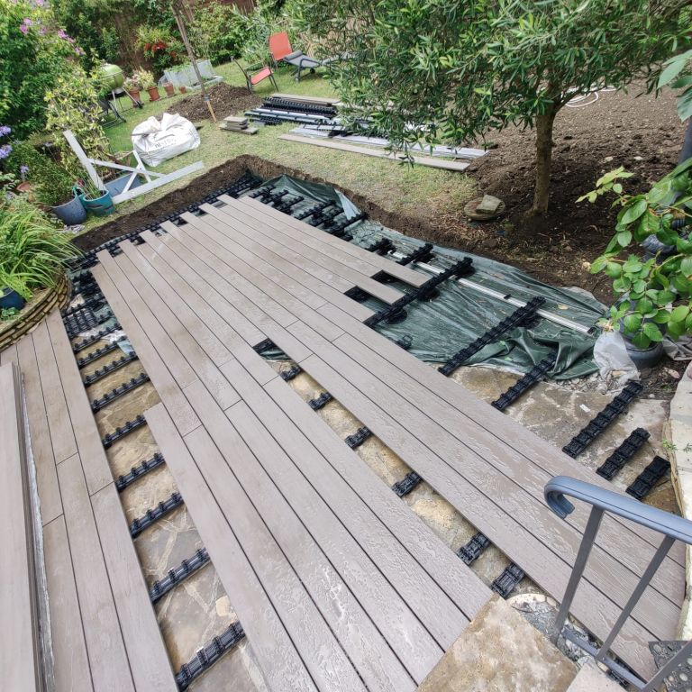 Terrasse en bois composite réalisée avec du GRAD® - Paysagistes Les Jardins du Roy Paris
