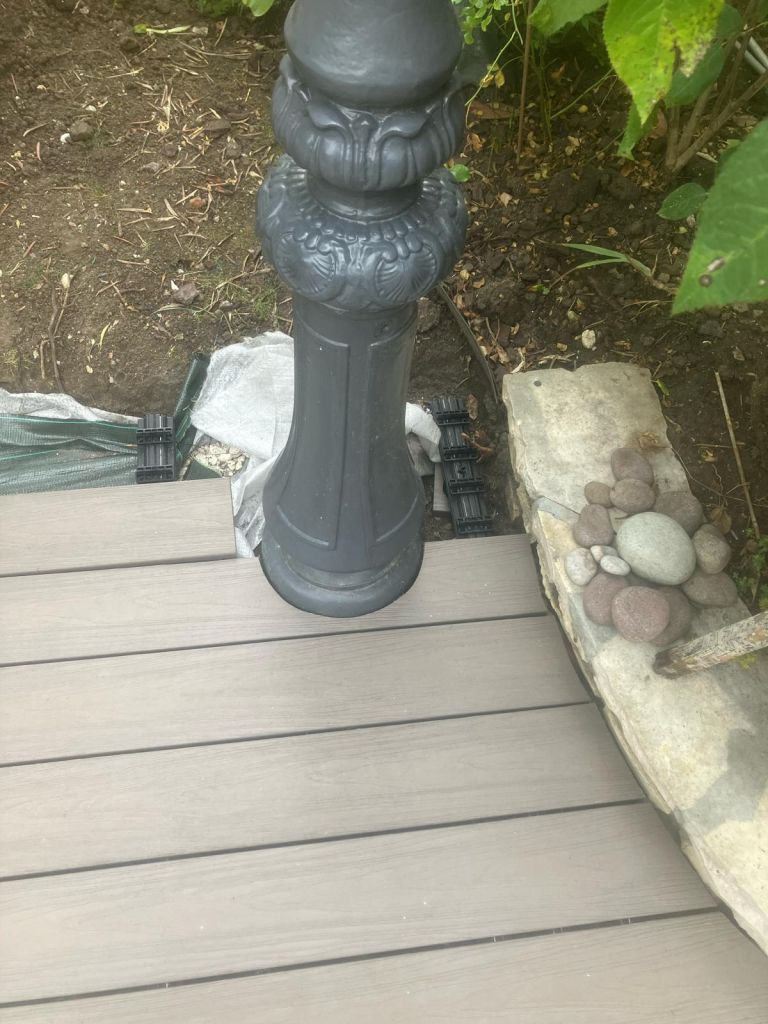Terrasse en bois composite réalisée avec du GRAD® - Paysagistes Les Jardins du Roy Paris