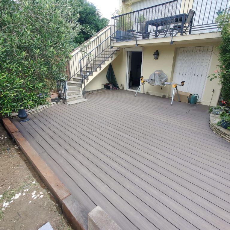 Terrasse en bois composite réalisée avec du GRAD® - Paysagistes Les Jardins du Roy Paris