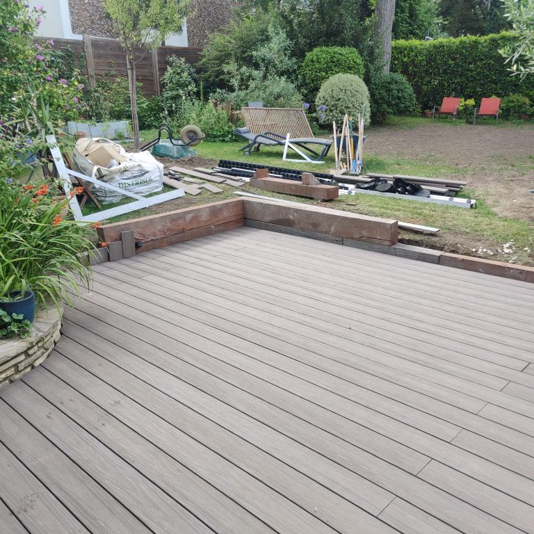 Terrasse en bois composite réalisée avec du GRAD® - Paysagistes Les Jardins du Roy Paris