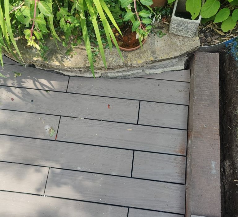 Terrasse en bois composite réalisée avec du GRAD® - Paysagistes Les Jardins du Roy Paris