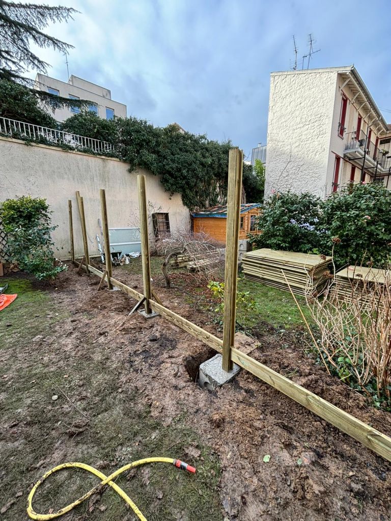 Palissade bois  en Panneaux Doubles Vénitiens à Suresnes - Paysagistes Les Jardins du Roy Paris