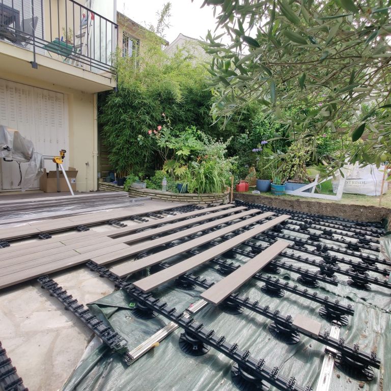 Terrasse en bois composite réalisée avec du GRAD® - Paysagistes Les Jardins du Roy Paris