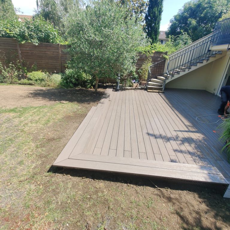 Terrasse en bois composite réalisée avec du GRAD® - Paysagistes Les Jardins du Roy Paris