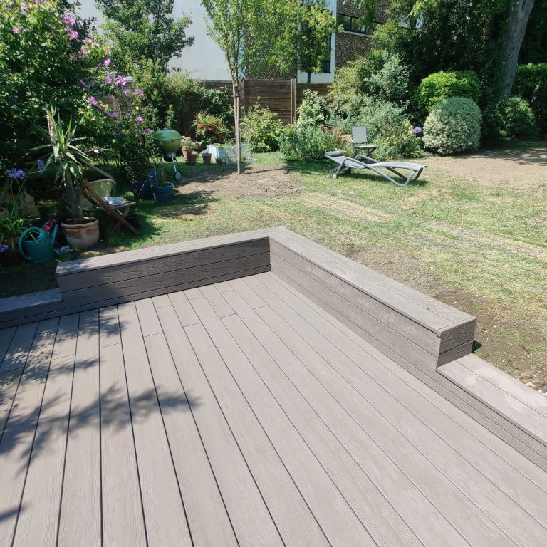 Terrasse en bois composite réalisée avec du GRAD® - Paysagistes Les Jardins du Roy Paris