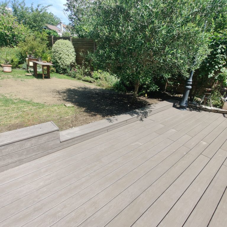 Terrasse en bois composite réalisée avec du GRAD® - Paysagistes Les Jardins du Roy Paris