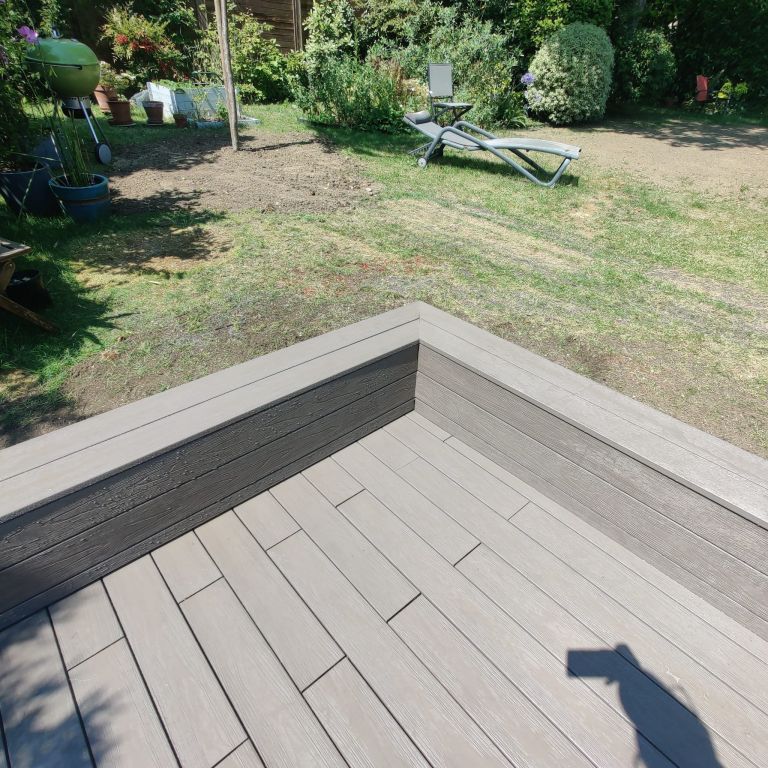 Terrasse en bois composite réalisée avec du GRAD® - Paysagistes Les Jardins du Roy Paris