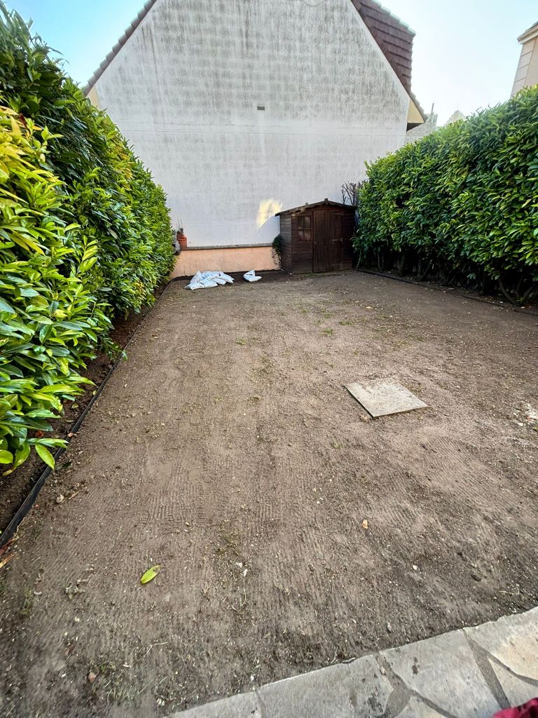 Gazon synthétique : pratique, esthétique, durable - Paysagistes Les Jardins du Roy Paris