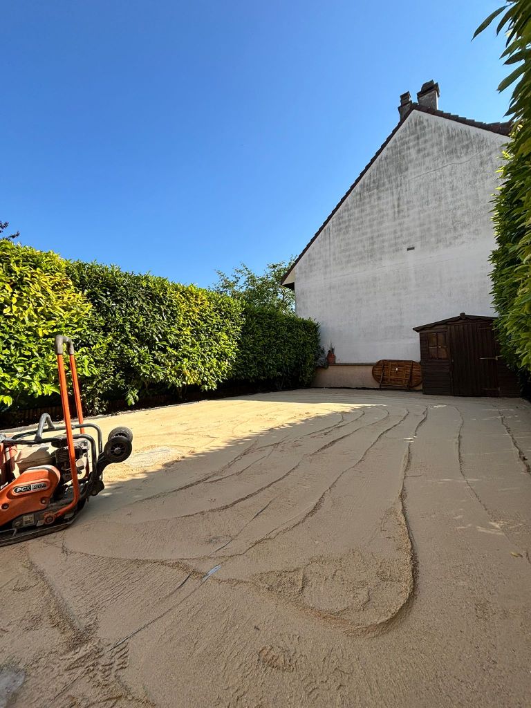 Gazon synthétique : pratique, esthétique, durable - Paysagistes Les Jardins du Roy Paris