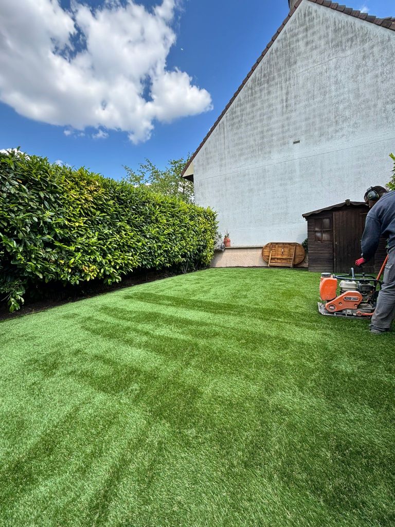 Gazon synthétique : pratique, esthétique, durable - Paysagistes Les Jardins du Roy Paris
