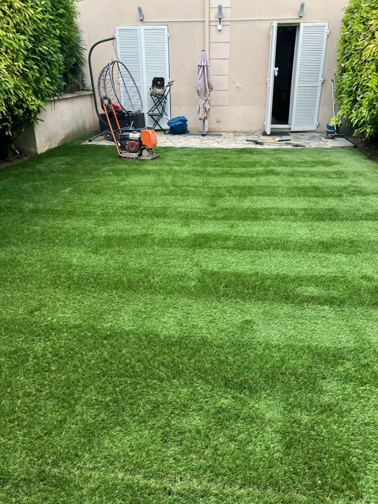 Gazon synthétique : pratique, esthétique, durable - Paysagistes Les Jardins du Roy Paris