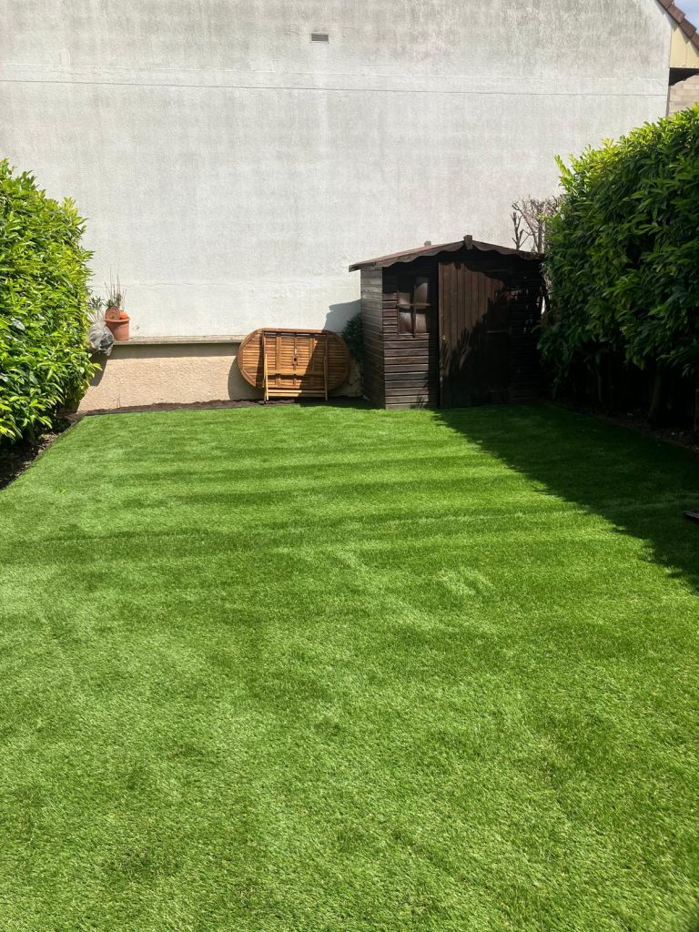 Gazon synthétique : pratique, esthétique, durable - Paysagistes Les Jardins du Roy Paris