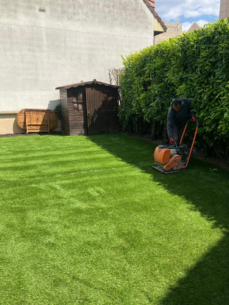 Gazon synthétique : pratique, esthétique, durable - Paysagistes Les Jardins du Roy Paris